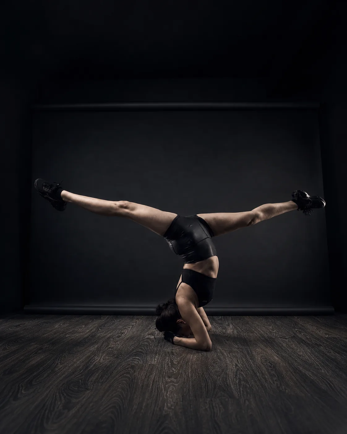 Moty Fard in a strong studio inversion